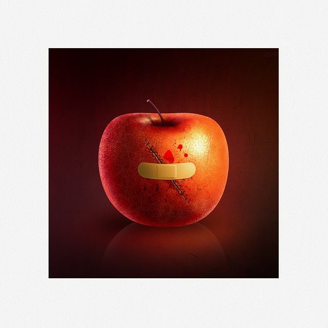 Manzana con una band aid